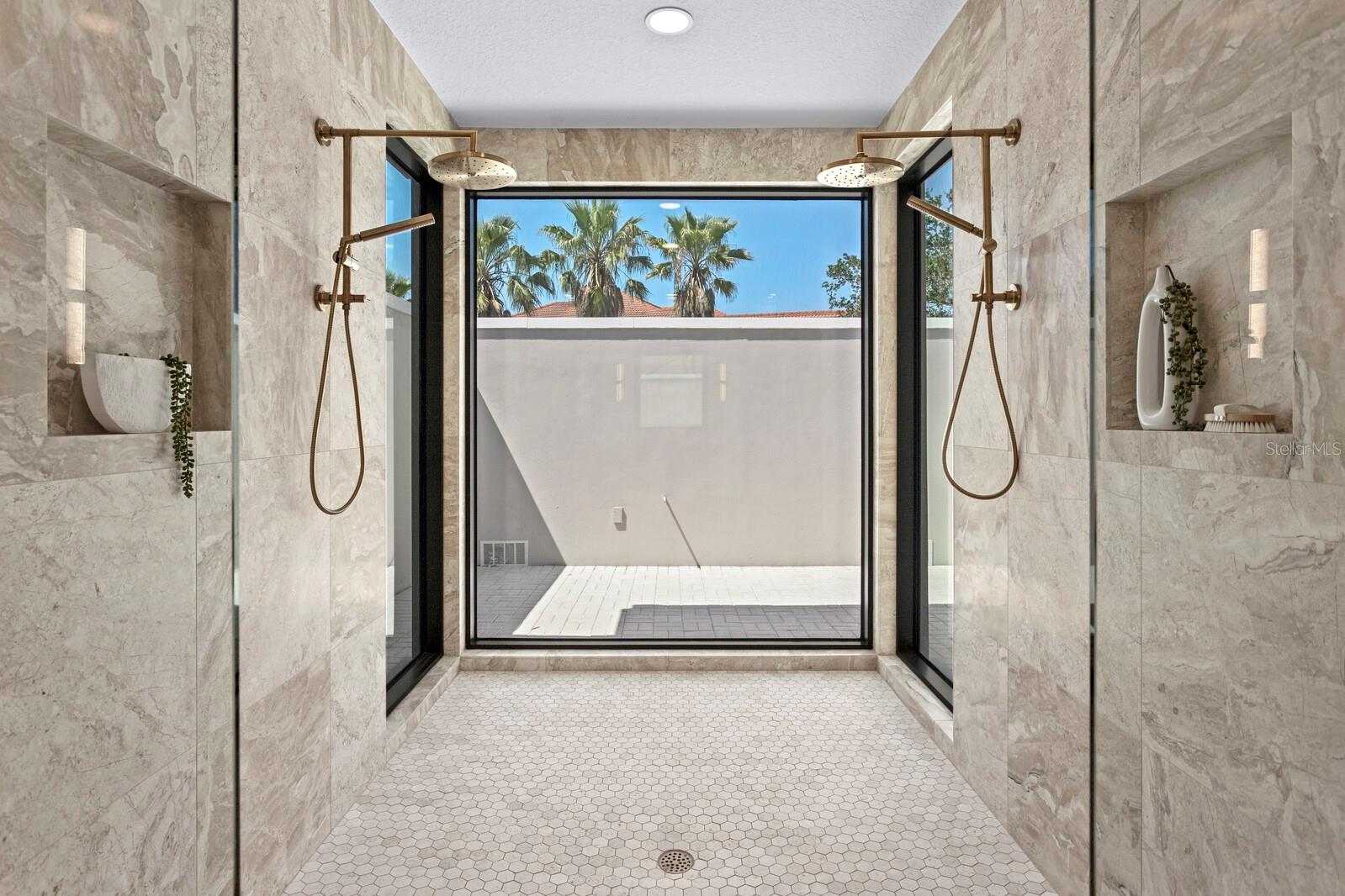 FOUNDERS CLUB - Residential