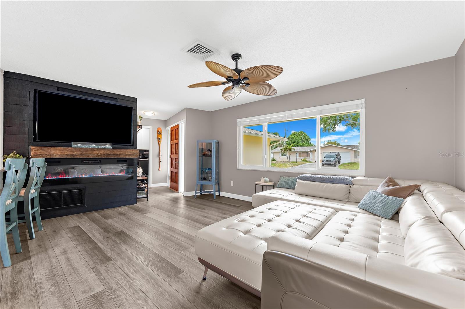 1467 CAMBRIDGE DRIVE