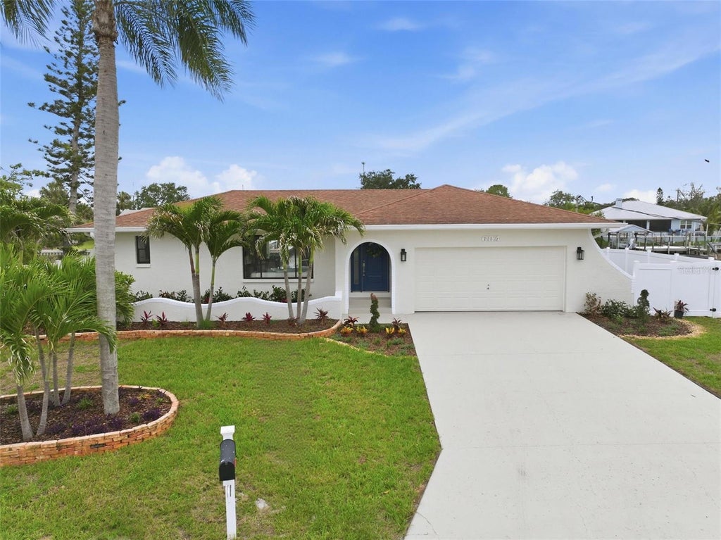 Photo of 604 Kingston Court, Apollo Beach, FL 33572 (MLS # TB8512482)