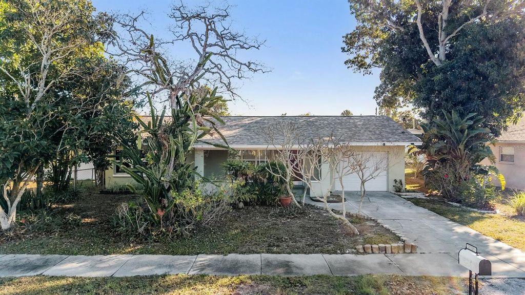 Photo of 2025 Plaza Dolores, Clearwater, FL 33755 (MLS # TB8460060)