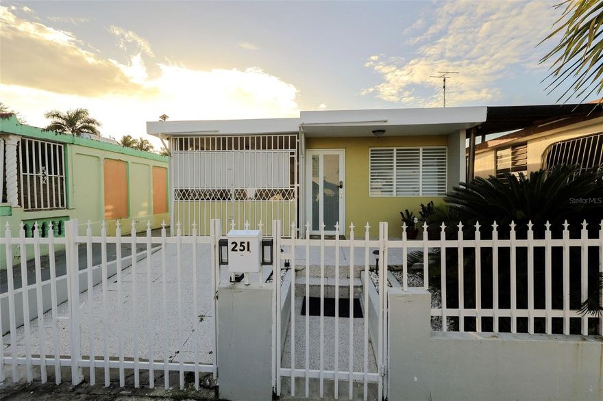 La Marina Urbanization | Carolina

Less than 2 miles from the airport, this house is ideal for those seeking a strategic, quiet, and extremely convenient location.

The property features 3 bedrooms and 1 bathroom and is fully furnished and equipped. The renter simply needs to bring their clothes and start enjoying their stay. Previously an Airbnb, it is equipped with everything necessary for a comfortable and modern stay.