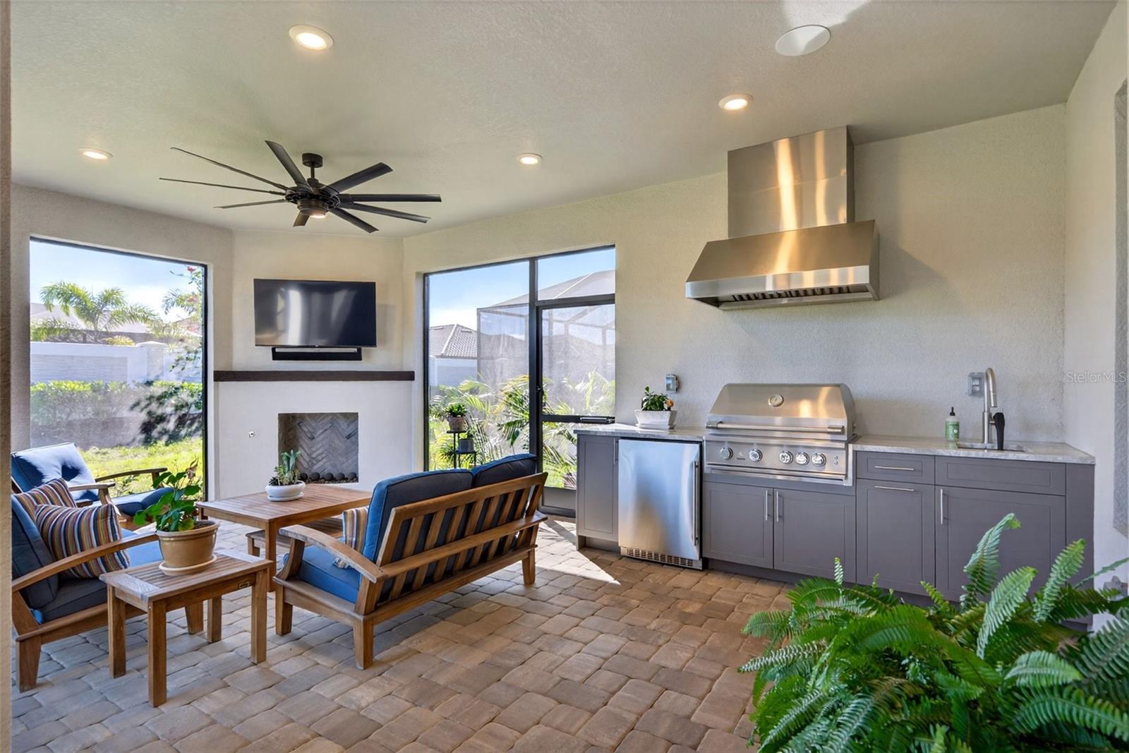 AZARIO ESPLANADE PH IV - Residential