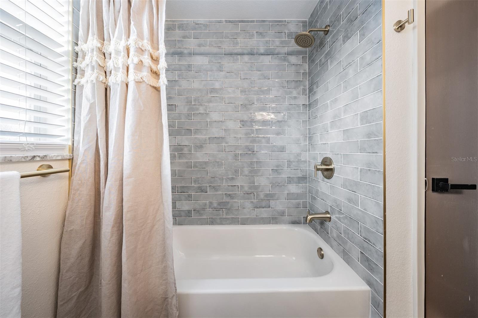 TROPIC HILLS - Residential