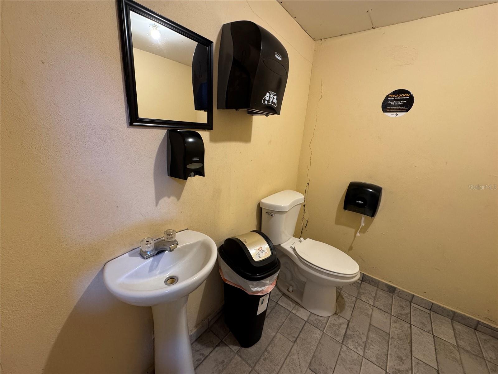 Main image without alt text