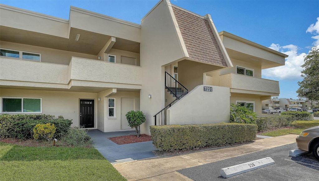 Photo of 7251 W Country Club Drive N #225, Sarasota, FL 34243 (MLS # A4668343)