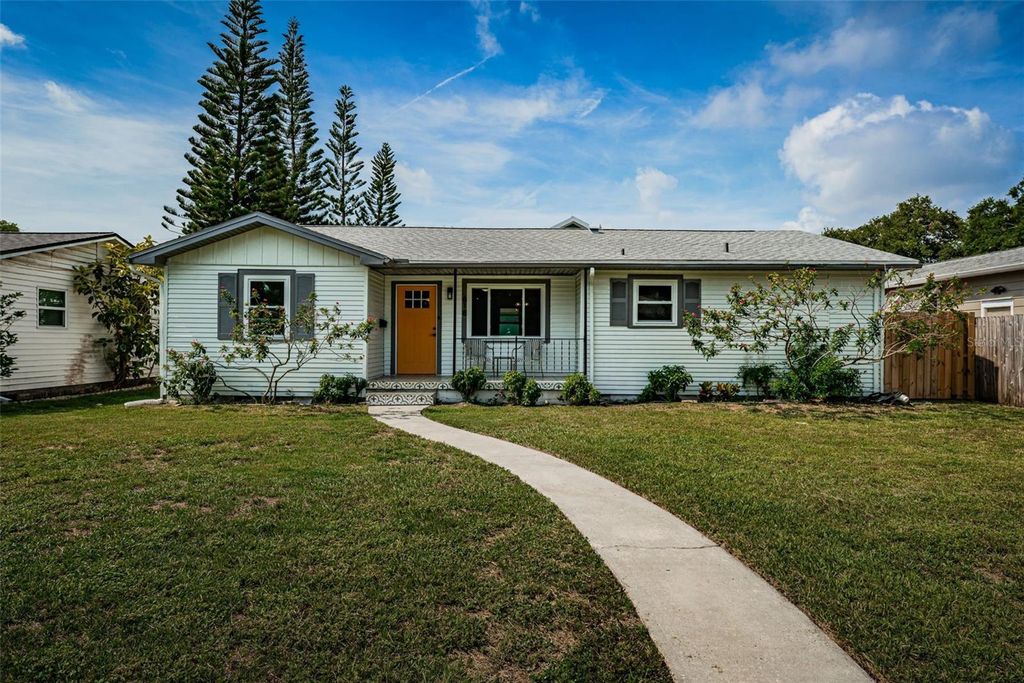 Photo of 618 40th Avenue N, St Petersburg, FL 33703 (MLS # TB8475866)