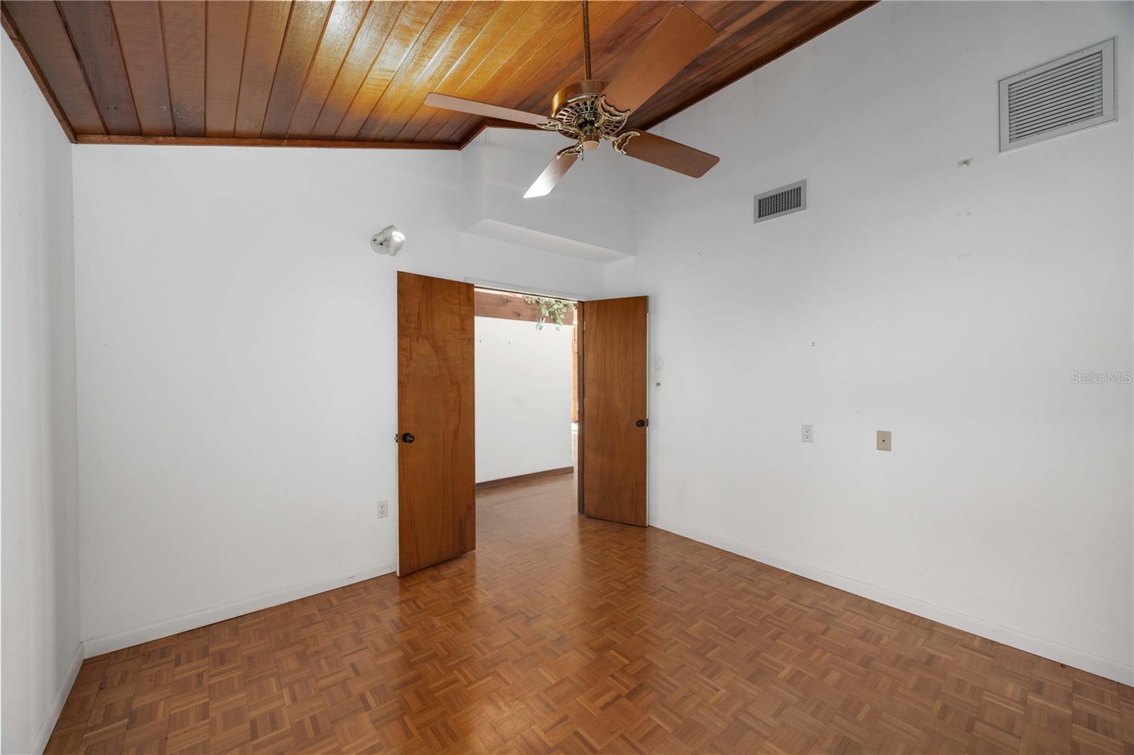 CROOKED LAKE - Residential