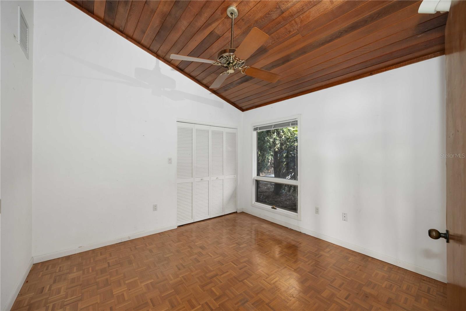 CROOKED LAKE - Residential