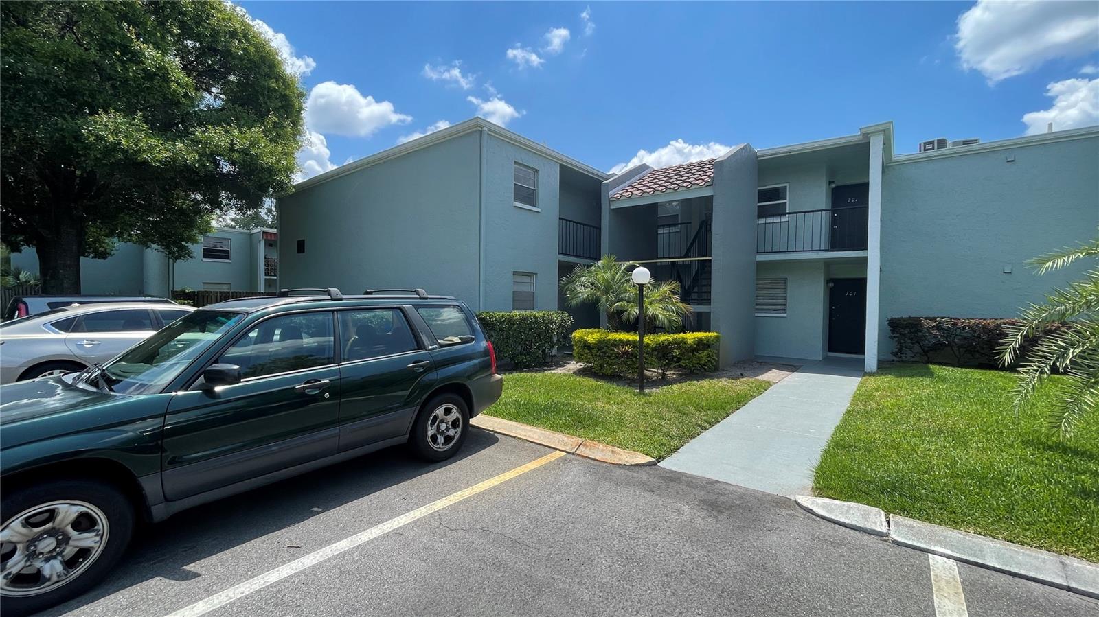 Spacious 1 Bed / 1 Bath Condo Near USF – Updated & Move-In Ready!
This well-maintained second-floor end unit is located in the desirable Somerset Park Condominium community. Featuring an AC, water heater, cabinetry, and appliances, this condo offers both comfort and value. Enjoy a bright and open layout with plenty of natural light. Conveniently located near USF, New Tampa, shopping, dining, and just 15 minutes from Wiregrass Mall. Ideal for students, professionals, or investors!