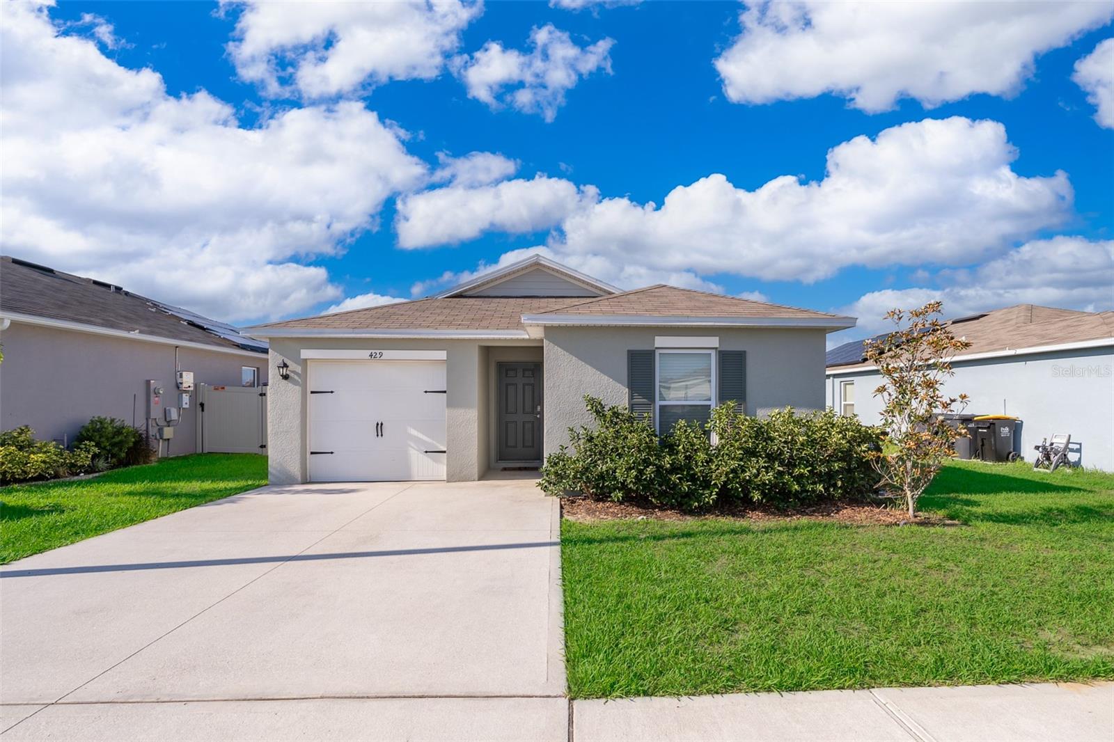 Your New Home in Davenport is Waiting for You
Looking for comfort, location, and quality of life?
This beautiful 3-bedroom, 2-bath home, built in 2021, has everything you need to live peacefully and close to everything that matters.
Located in the Taylor Hills community, this property offers quick access to:
Disney World (30 minutes)
I-4 and Highway 27
Schools, medical centers, grocery stores, and restaurants
The home features spacious living areas, a kitchen equipped with stainless steel appliances, a private laundry room, and a smart layout with the master bedroom at the back for added privacy. It also includes a private garage. Pets allowed under certain conditions.