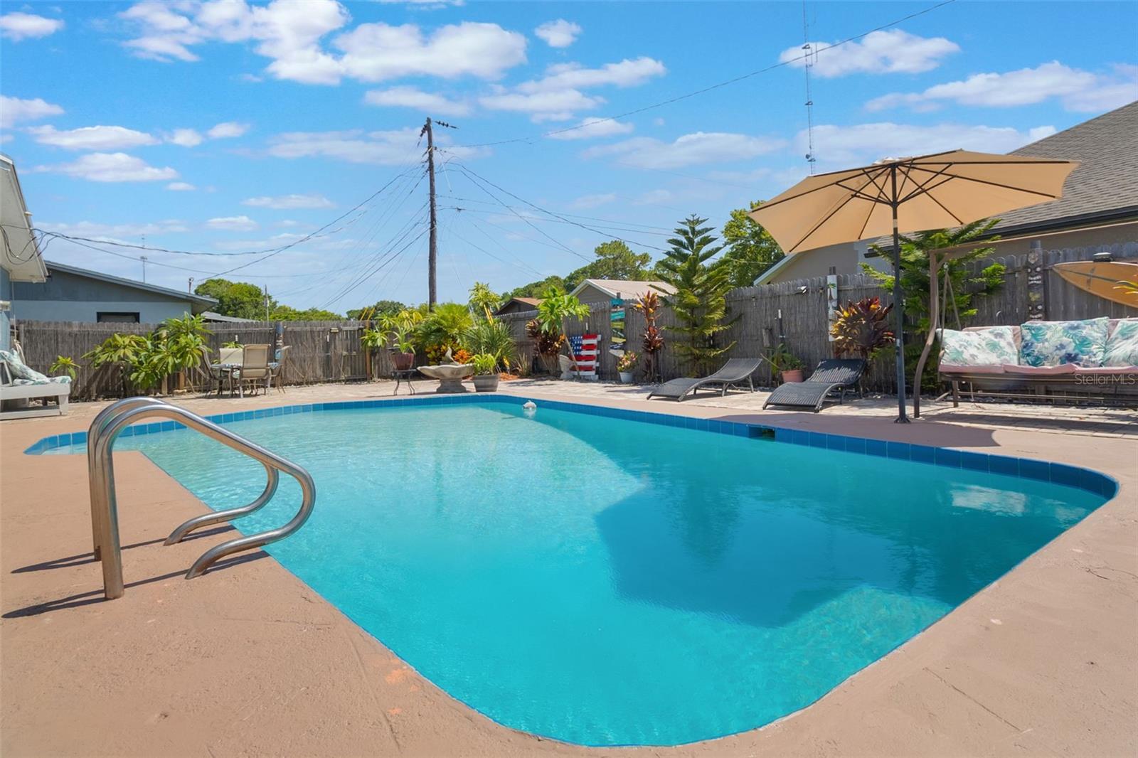 WHISPERING HILLS COUNTRY CLUB ESTATES SEC 03 - Residential