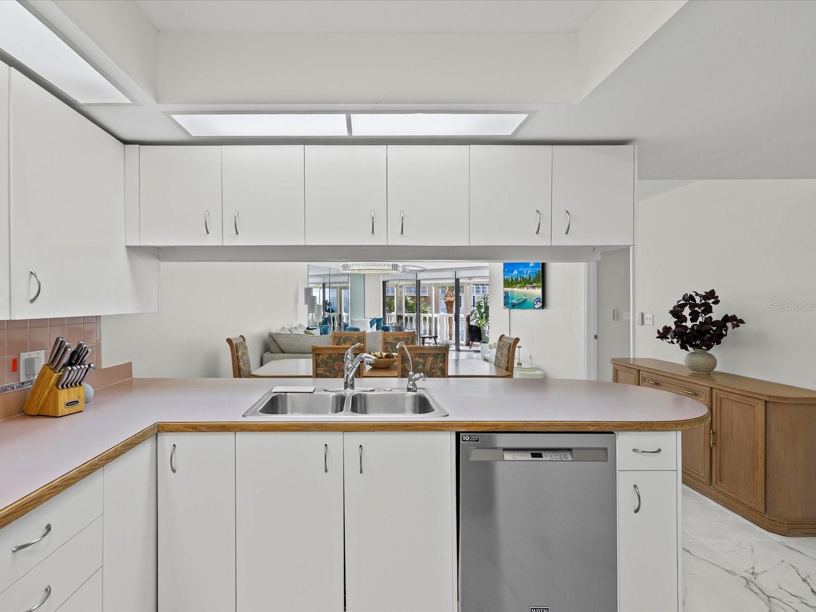 SILVER SANDS BEACH & RACQUET CLUB - Residential Lease