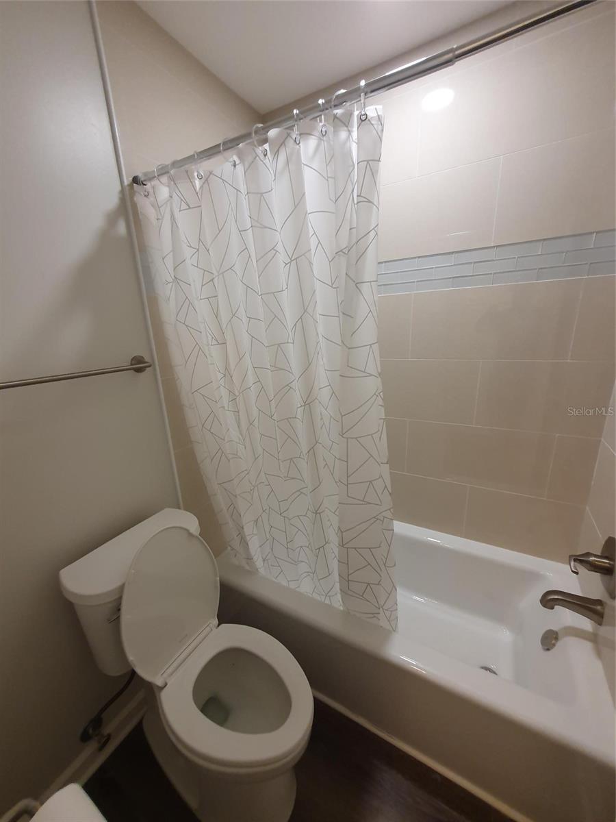 HIDDEN LAKE VILLAS - Residential Lease