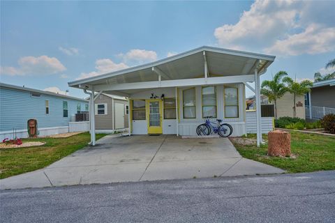 A home in LAKE WALES