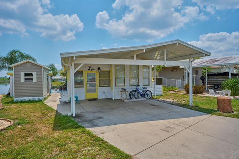 A home in LAKE WALES