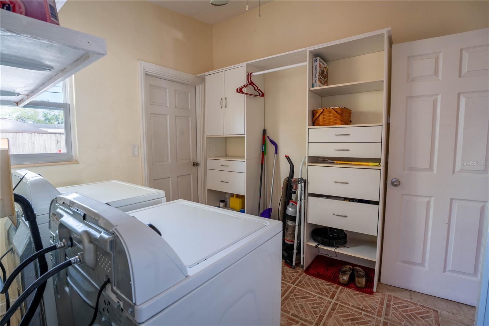 ANONA GROVES - Residential