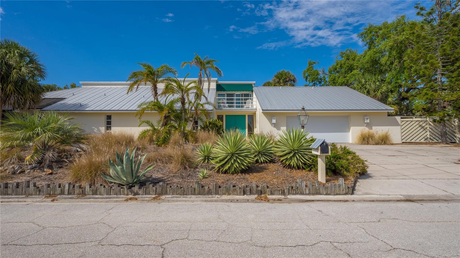 SIESTA ISLES - Residential