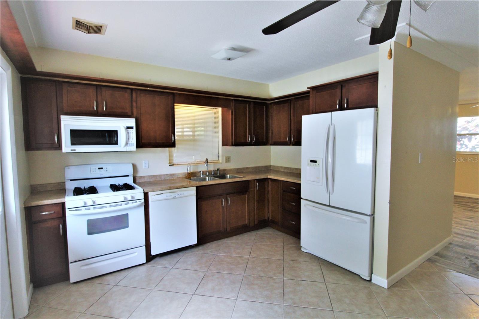 EDGEWATER - Residential Lease