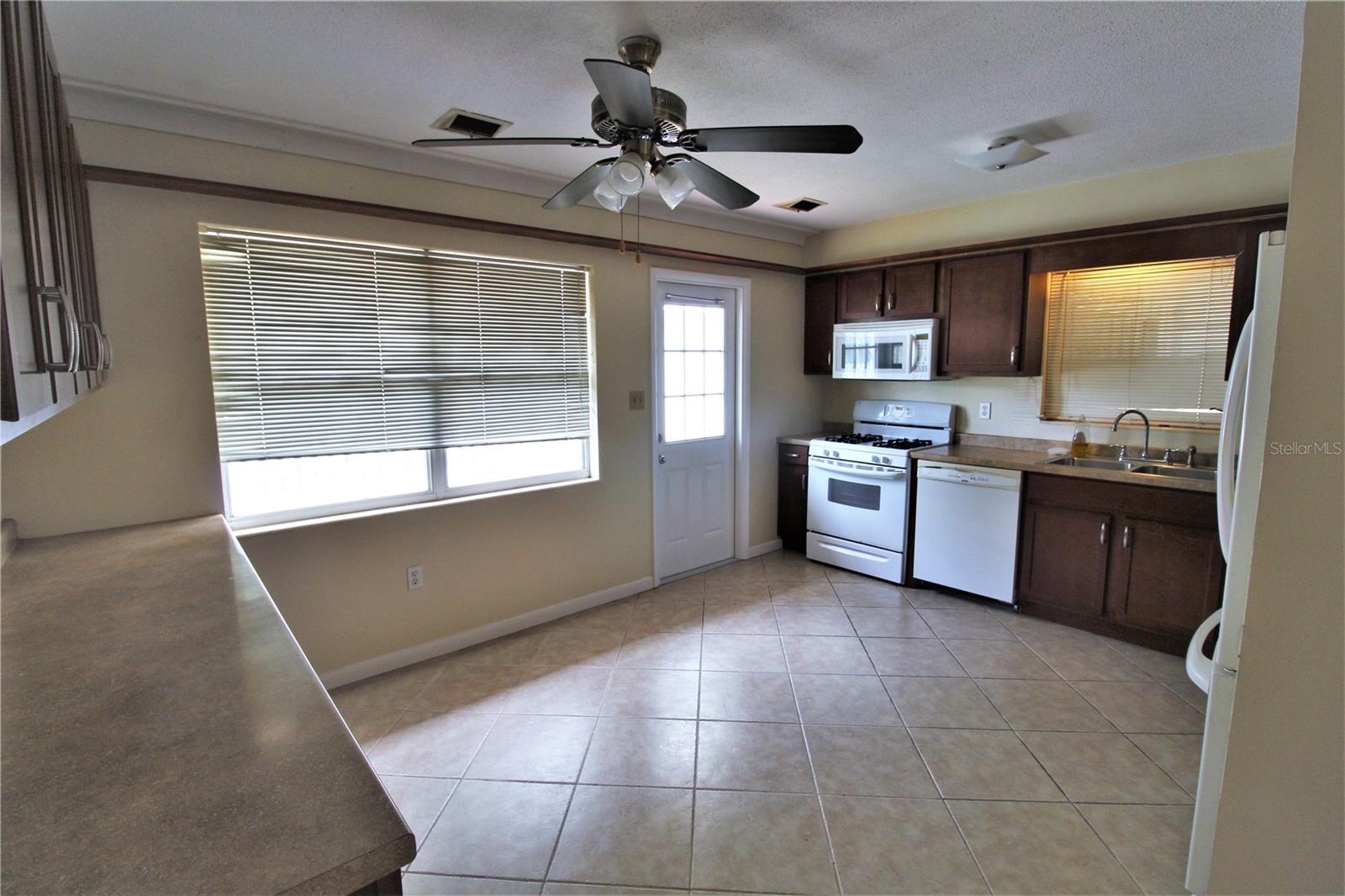 EDGEWATER - Residential Lease