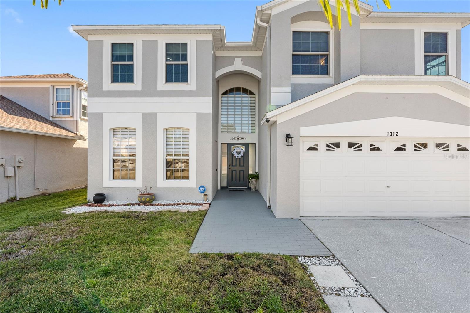 Welcome to this 2-story house from 2001, with 5 spacious bedrooms with large closets and 3 full bathrooms, office, gym, heated pool with lake views, hurricane windows "2025", roof replacement "2019", exterior paint "2024", new appliances in the kitchen with granite countertop, within a small association of 103 houses and low annual fee.
Distribution of the house: upstairs - 4 bedrooms, 2 bathrooms and family room. Ground floor - Guest room, 1 full bathroom, office, gym, living room, dining room, kitchen, dining room, laundry room with door for the dogs to a small and closed patio for them, swimming pool, garage for two cars.
It is a safe, quiet and well-located area with excellent schools.