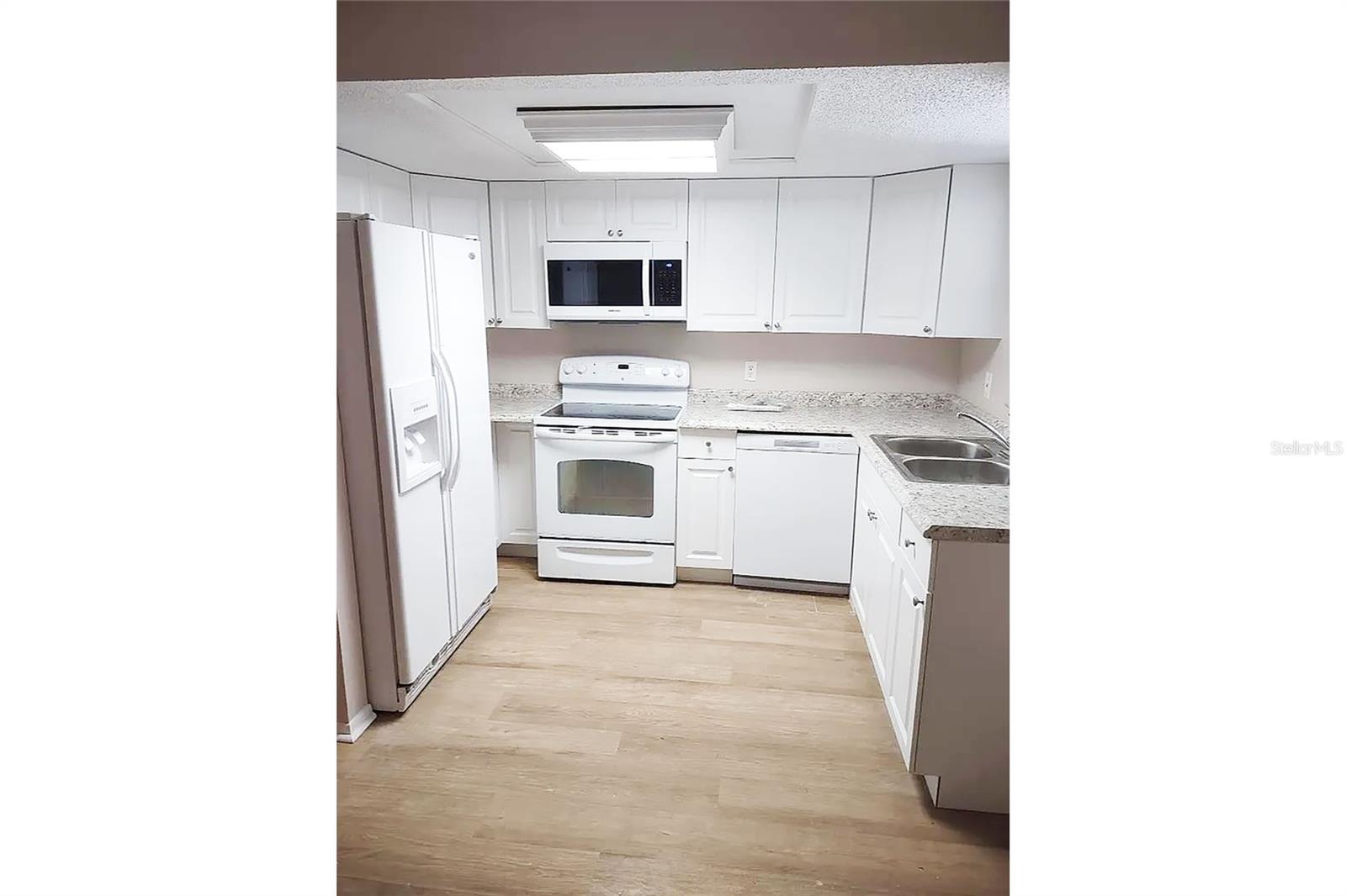 LASBURY PINEACRES ENGLEWOOD - Residential Lease