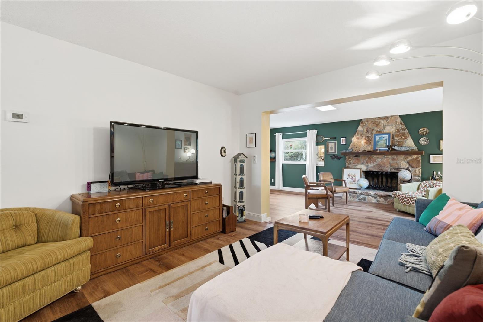 530 E FOOTHILL WAY
