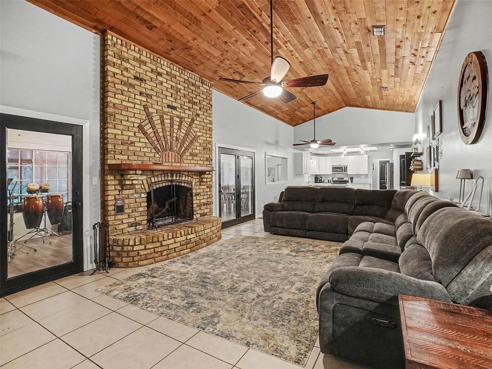 112 W GREENTREE LANE