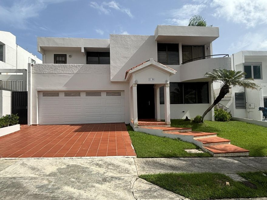 Property with 3 bedrooms and 2 full bathrooms, plus a half bathroom downstairs. New kitchen, includes appliances: refrigerator, stove, microwave, washing machine, dryer and inverter air conditioning in all rooms. Electric heater. Master bedroom with walking closet and balcony. Comfortable patio. Pool. Controlled access..