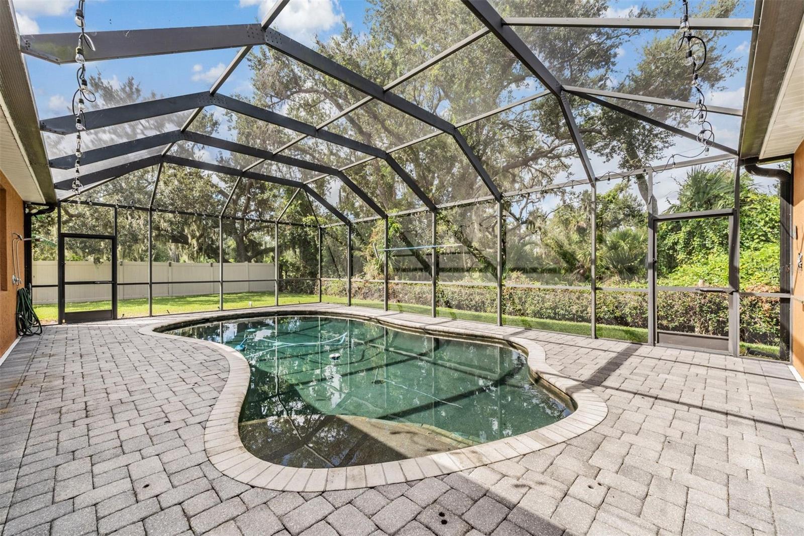 SECLUDED OAKS - Residential