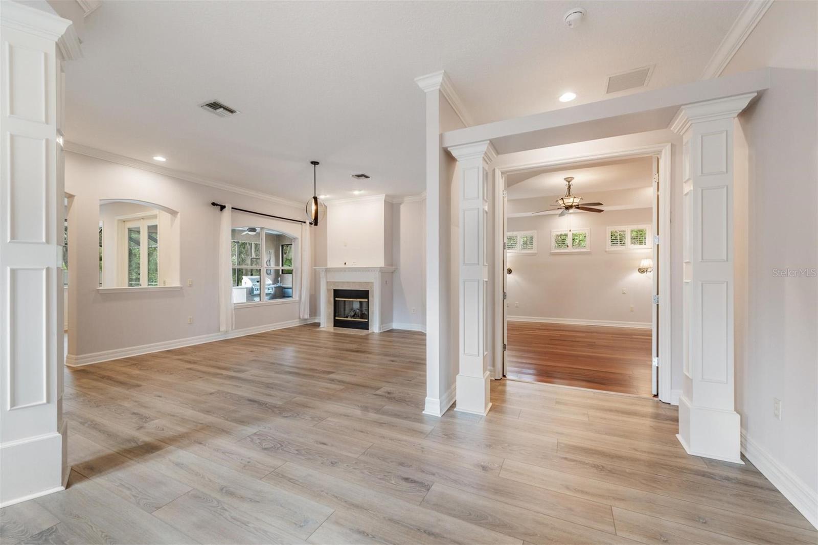 SECLUDED OAKS - Residential
