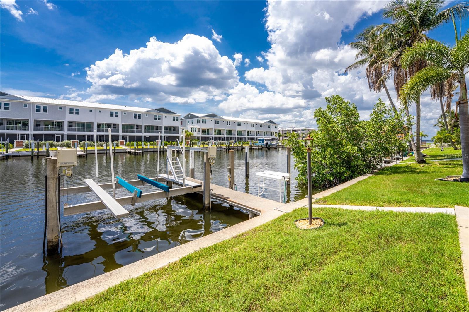 CAPTAINS LANDING - Residential