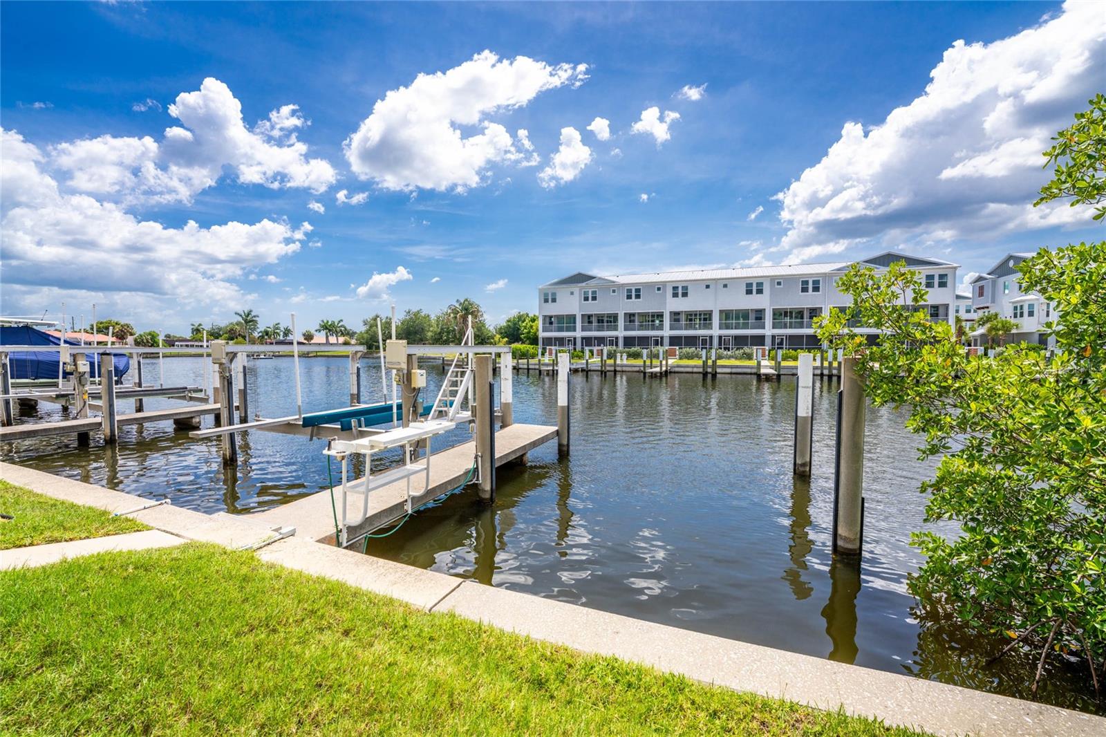 CAPTAINS LANDING - Residential