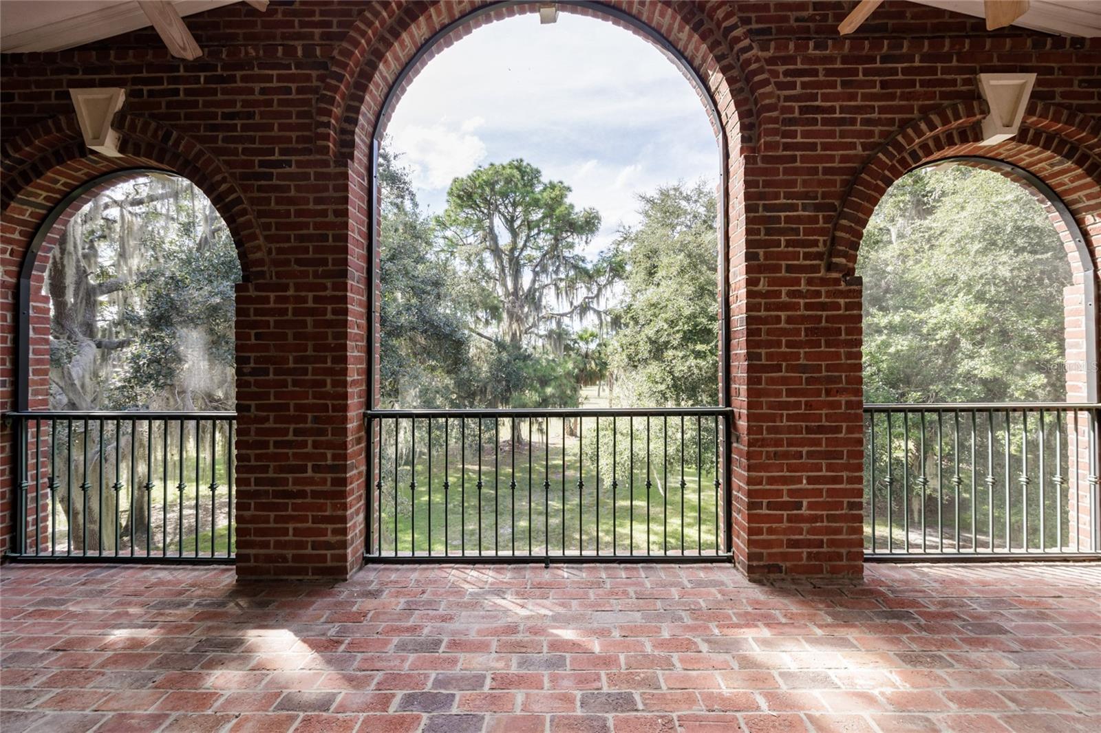COUNTRY CLUB ESTATES - Residential