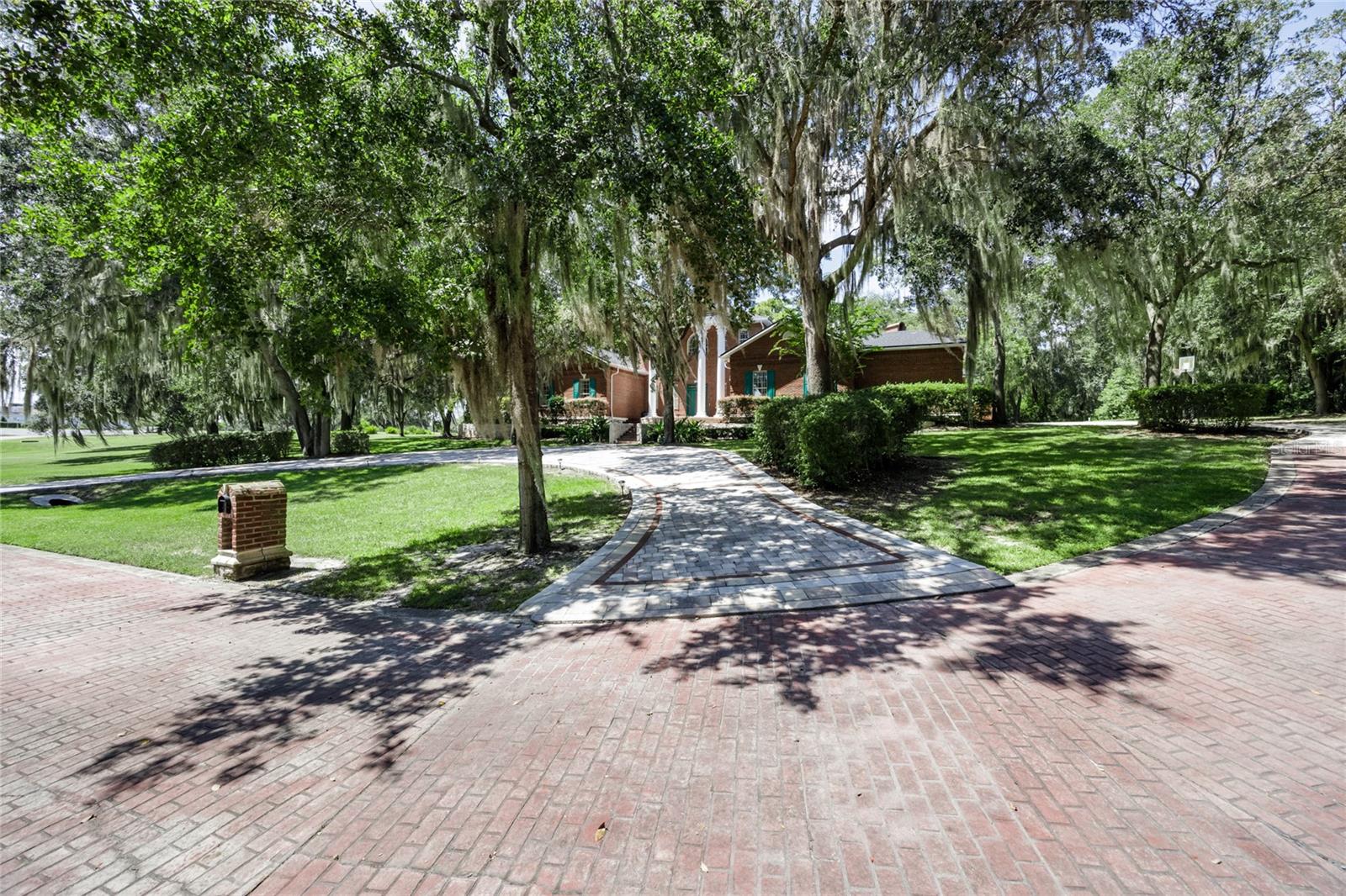COUNTRY CLUB ESTATES - Residential