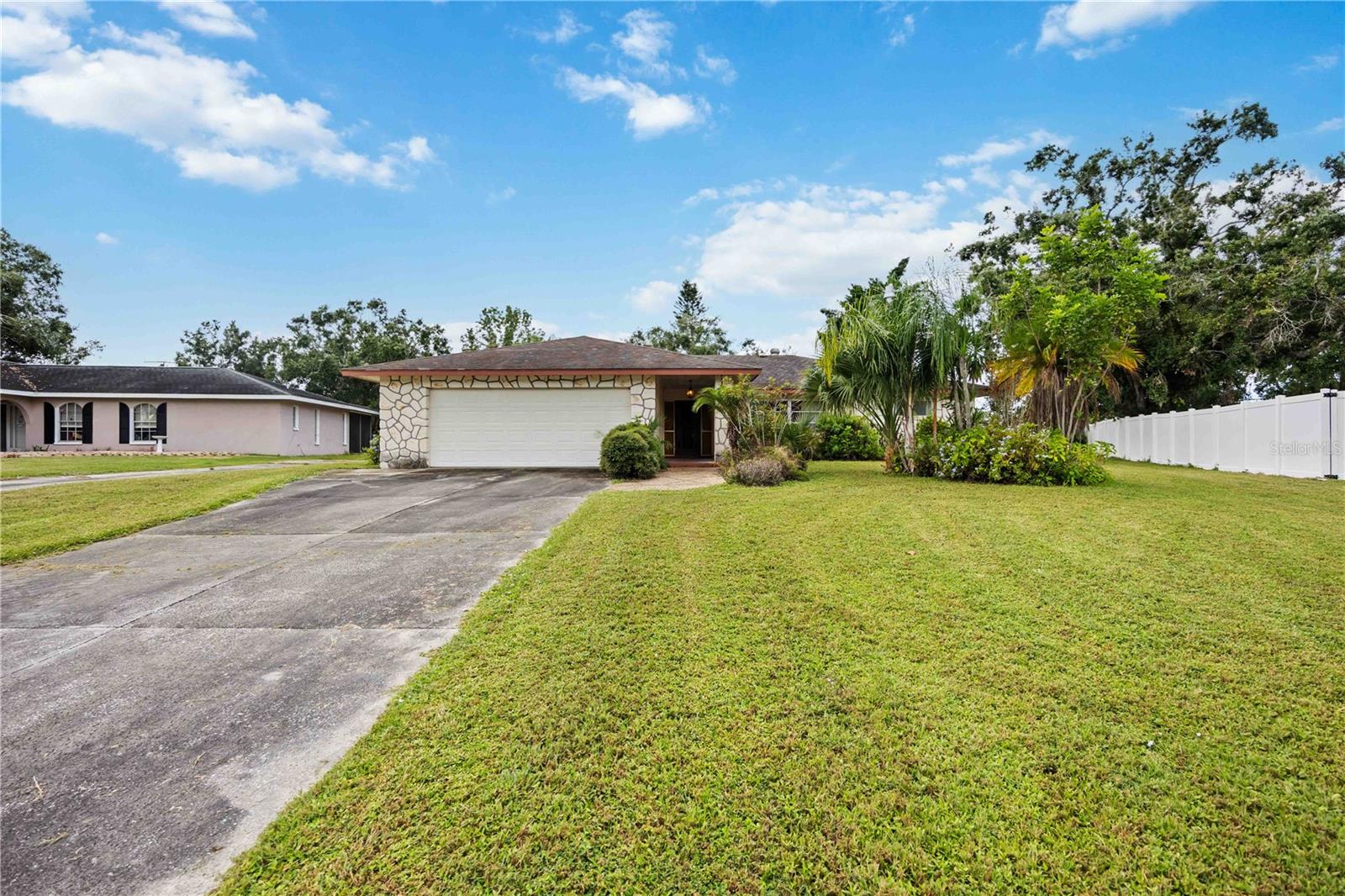 604 W LAKE DRIVE