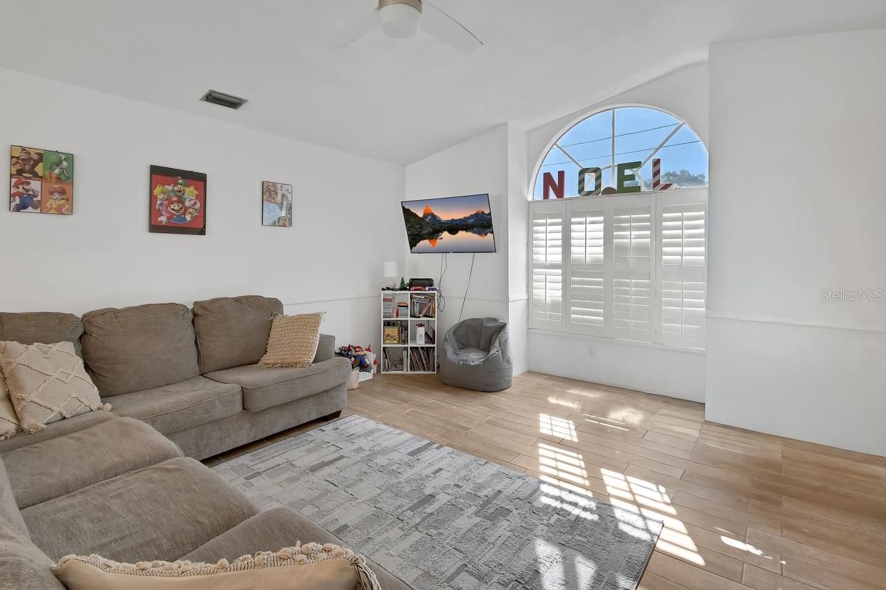 921 VILLAGE LAKE DRIVE N