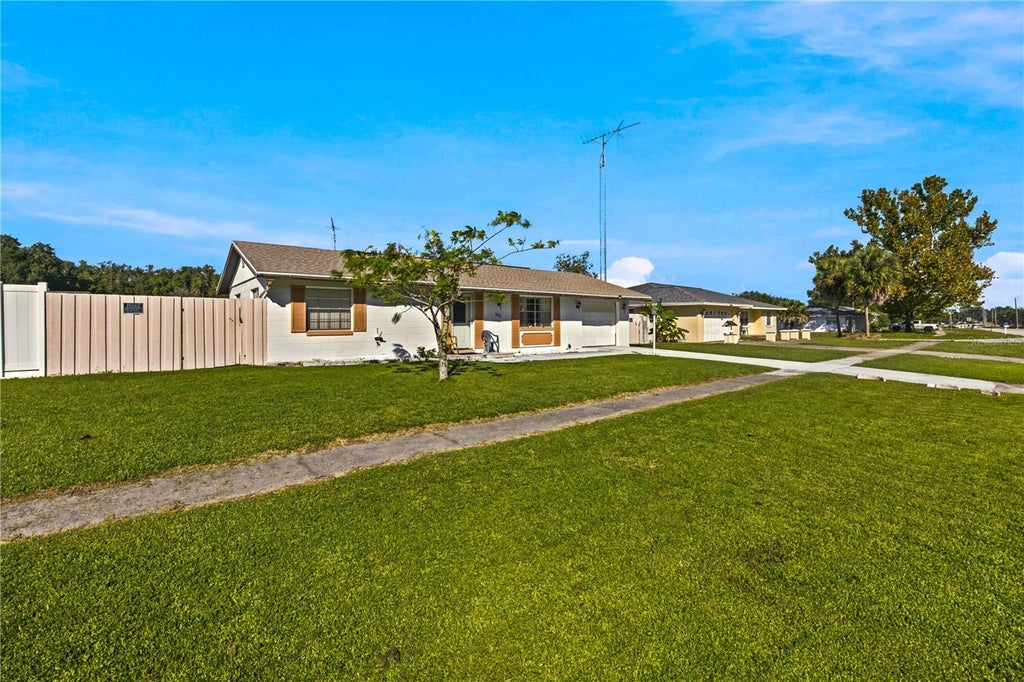 Photo of 402 Marion Oaks Drive, Ocala, FL 34473 (MLS # G5118837)