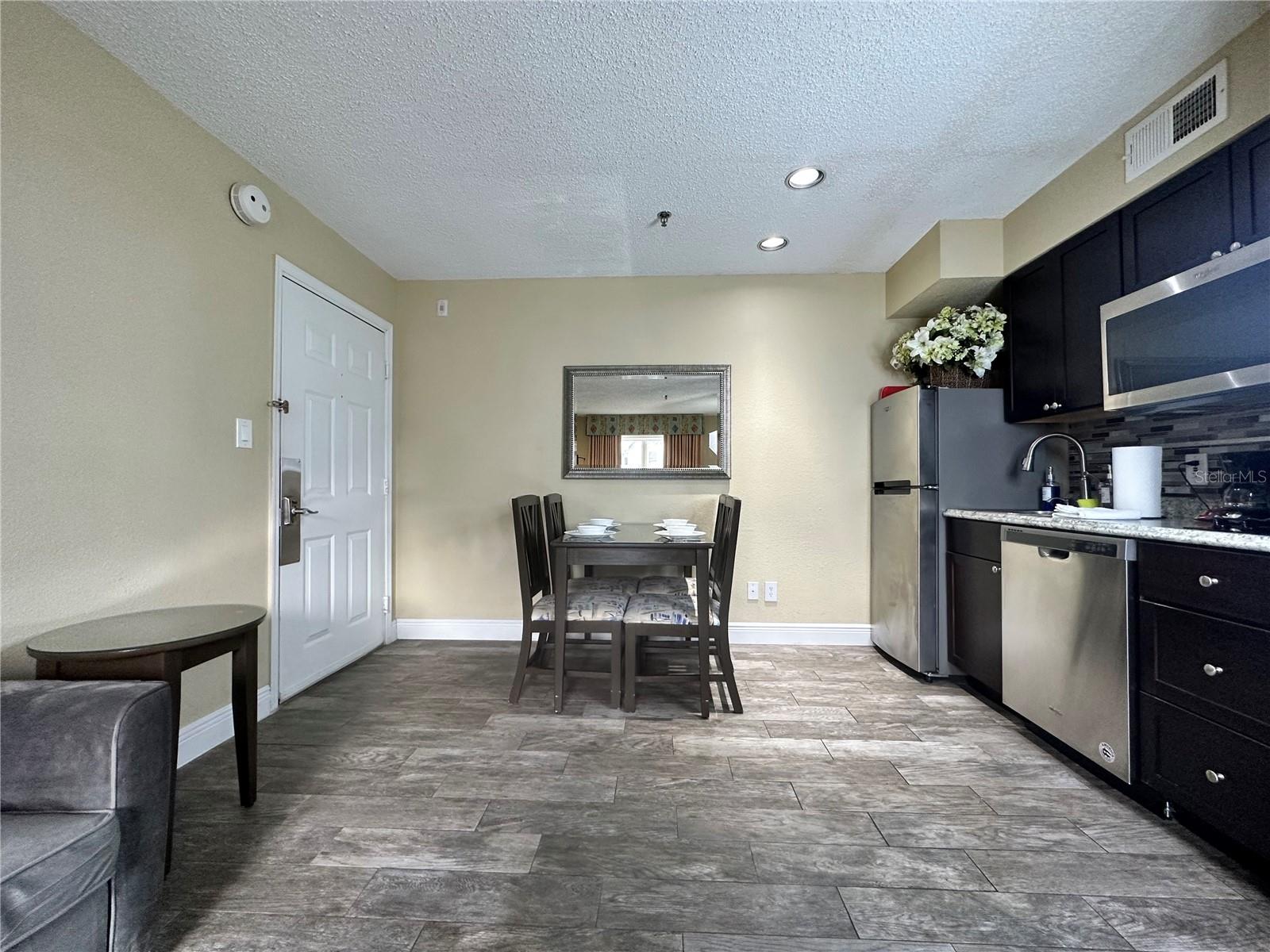PARKWAY PALMS RESORT MAINGATE CONDO - Residential