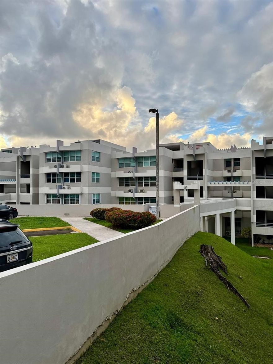 Discover this comfortable second-level apartment located in the desirable walk-up condominium Portales de Parque Escorial in Carolina, Puerto Rico. Perfectly positioned in an excellent location, this residence offers the convenience of being within walking distance to the Plaza Escorial, where you’ll find a variety of shops, restaurants, and everyday essentials.

The community features 24/7 double-guarded security, providing peace of mind and a safe, well-maintained environment. Its strategic location allows for easy access to major roads and is just a short 10-minute drive from the Luis Muñoz Marín International Airport.

Don’t miss this opportunity to acquire a comfortable apartment in one of Carolina’s most convenient and sought-after areas—ideal for both living and investment.