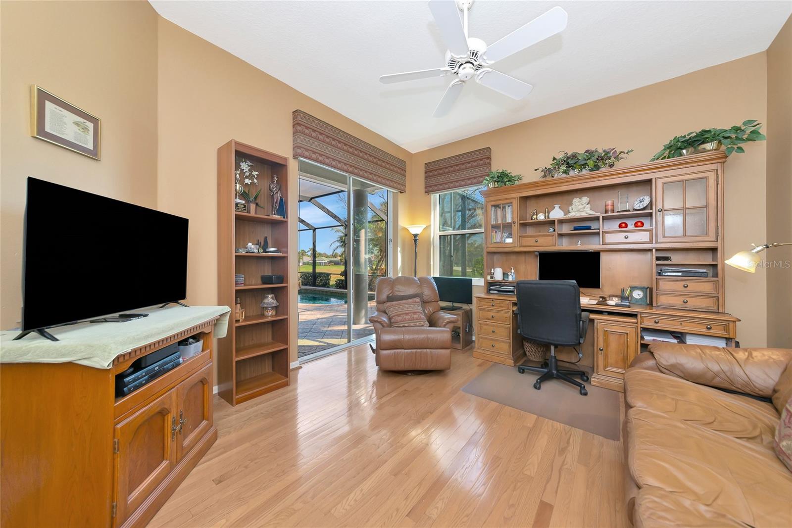 PELICAN POINTE GOLF & COUNTRY CLUB - Residential