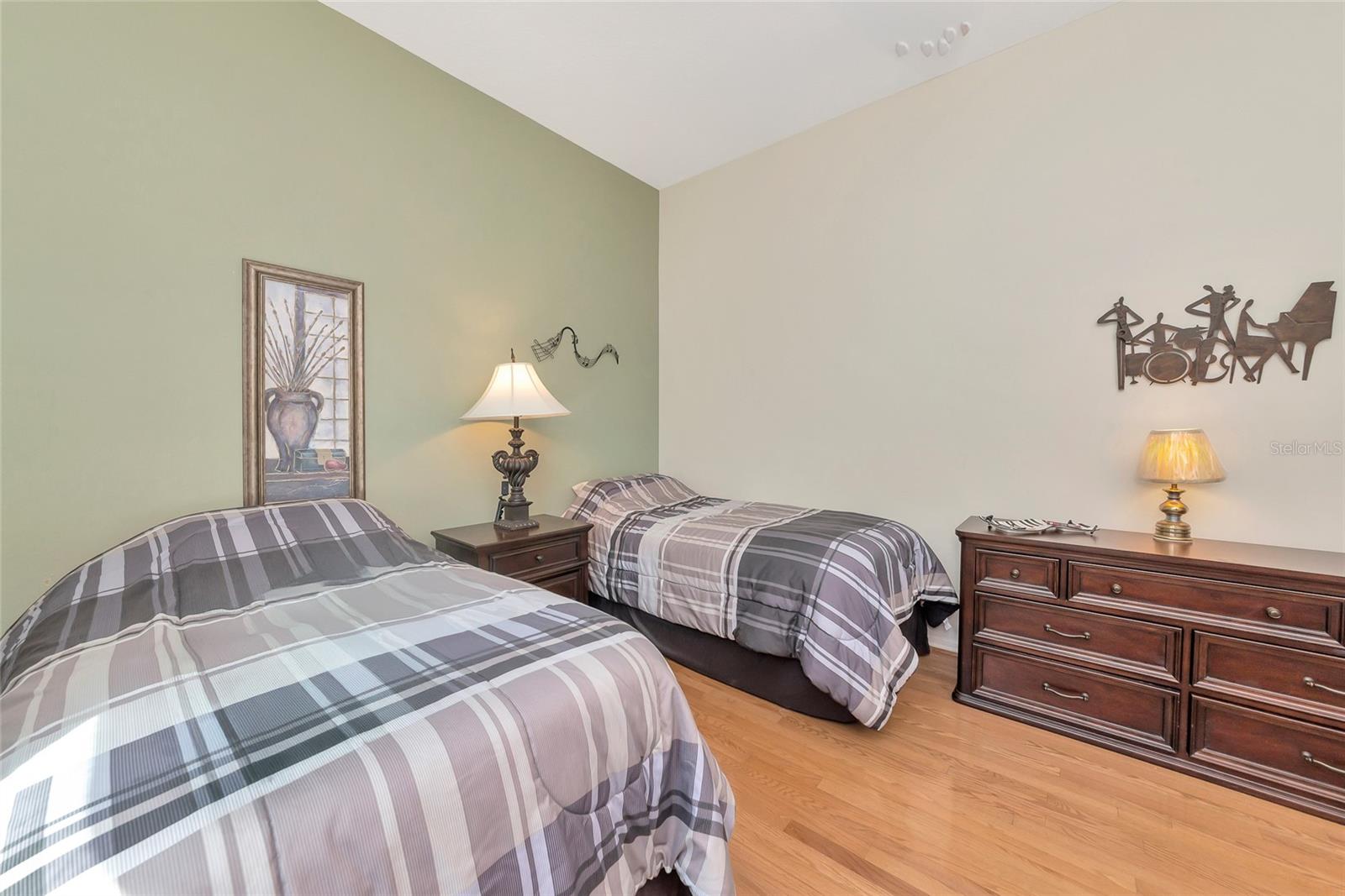 PELICAN POINTE GOLF & COUNTRY CLUB - Residential