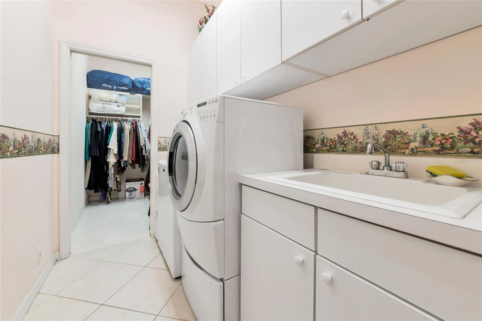 PELICAN POINTE GOLF & COUNTRY CLUB - Residential