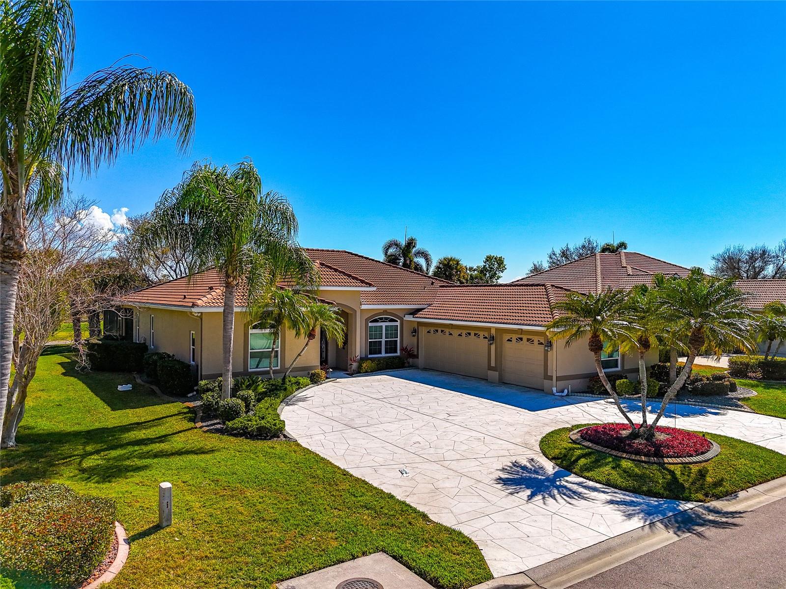 PELICAN POINTE GOLF & COUNTRY CLUB - Residential