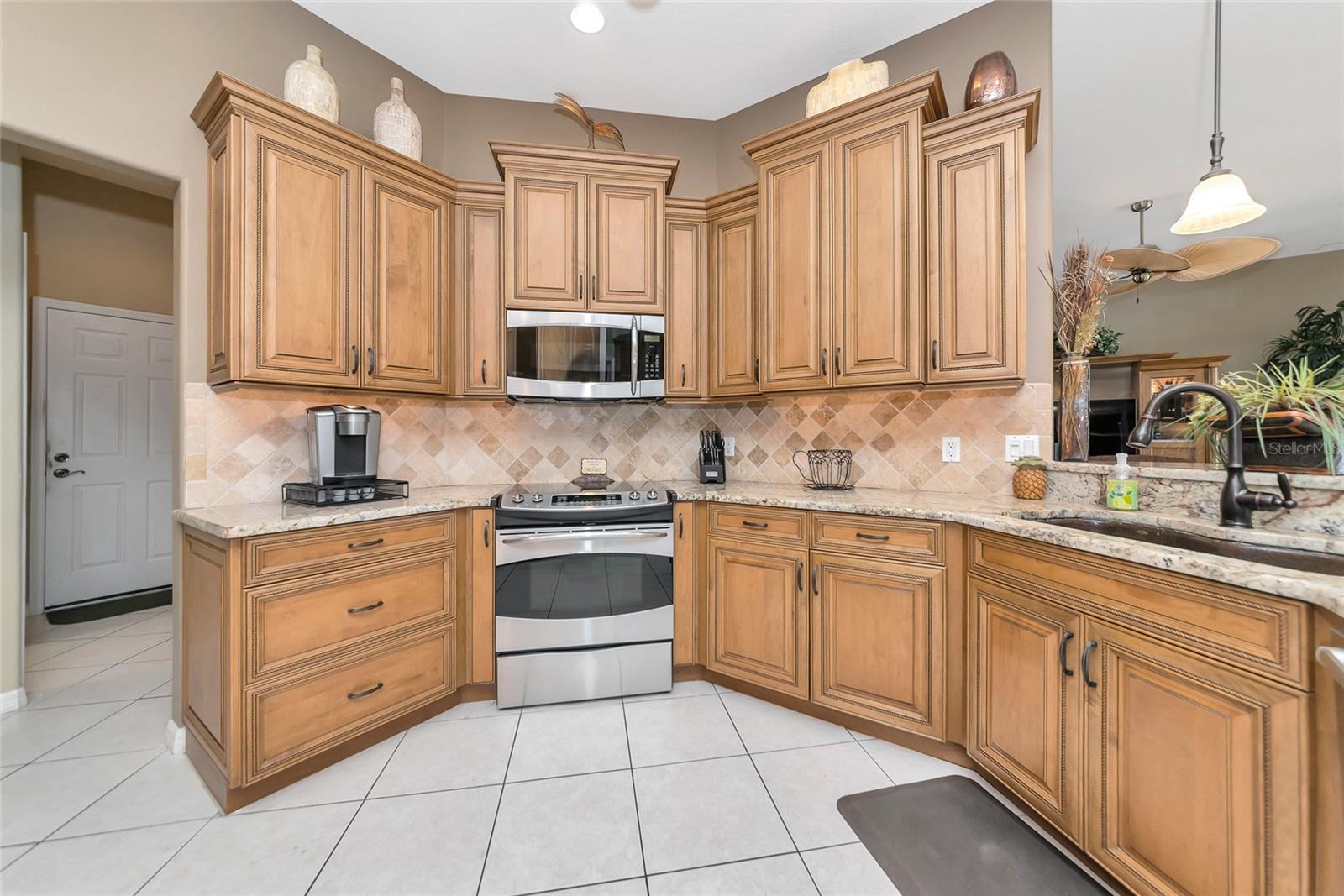 PELICAN POINTE GOLF & COUNTRY CLUB - Residential