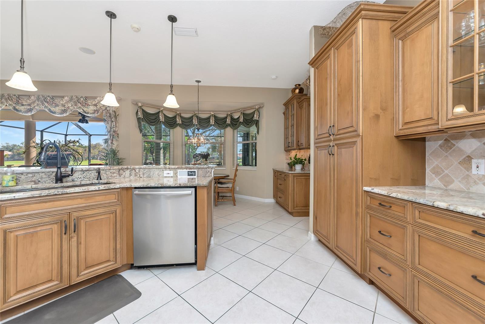 PELICAN POINTE GOLF & COUNTRY CLUB - Residential