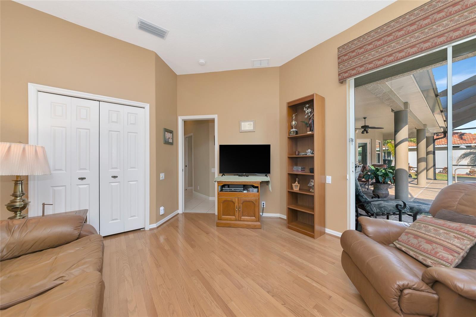 PELICAN POINTE GOLF & COUNTRY CLUB - Residential