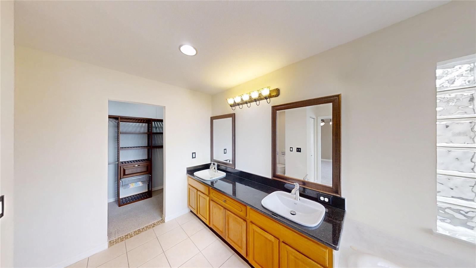 ON TOP OF THE WORLD - Residential Lease