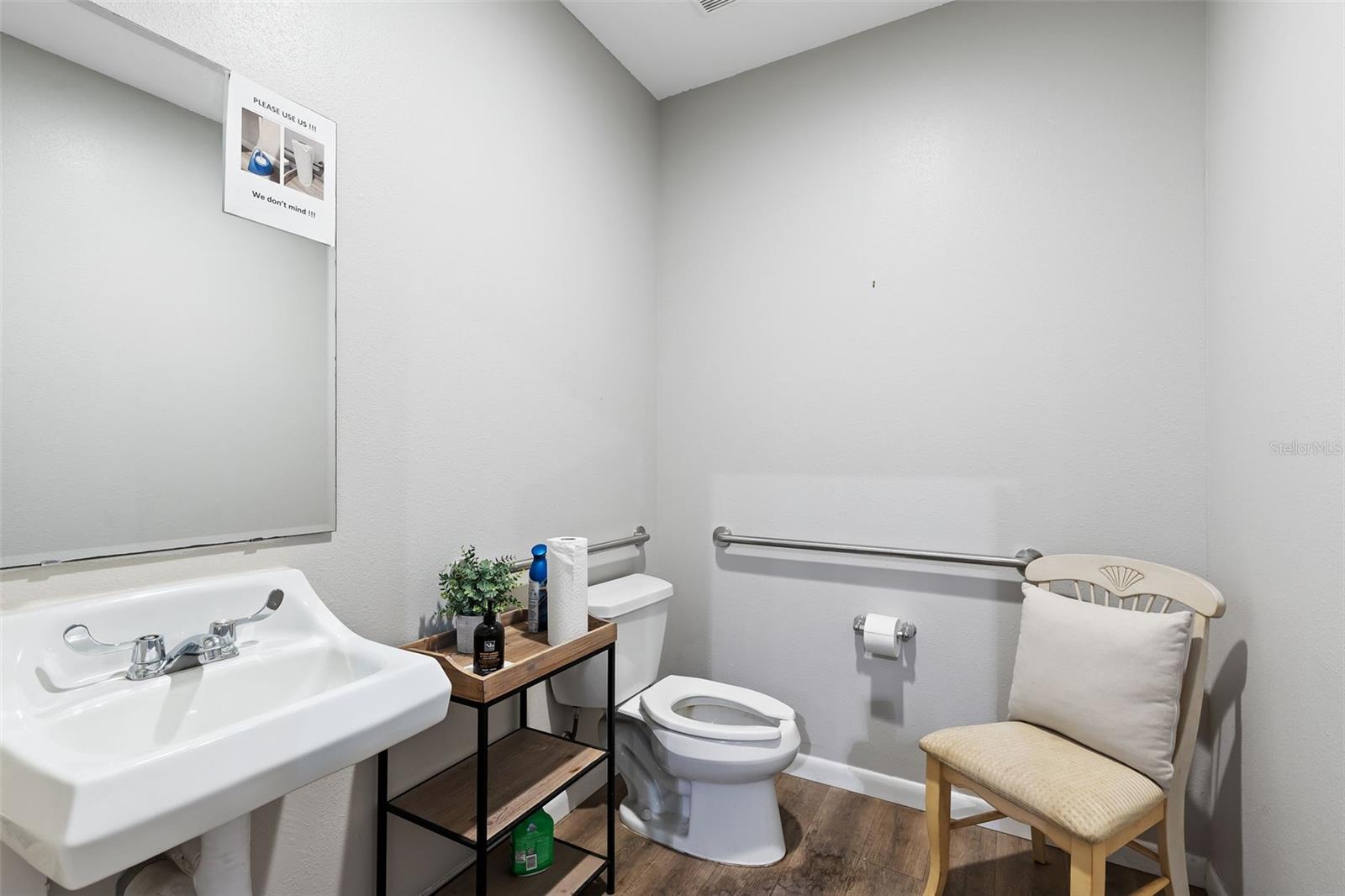 Main image without alt text