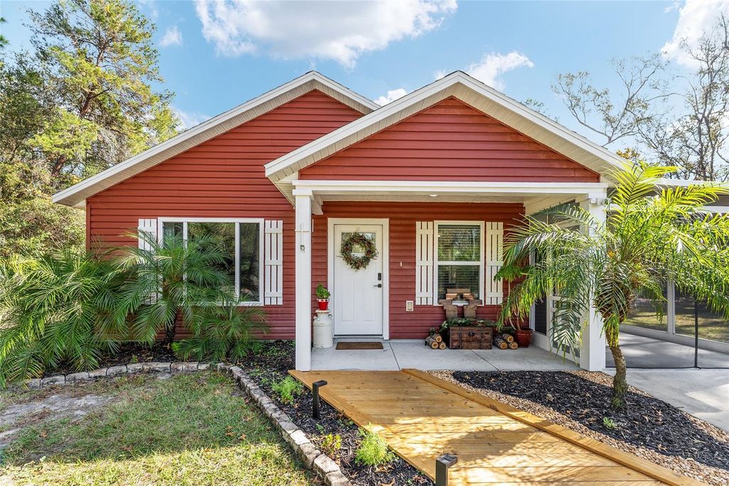 Photo of 7 Bay Court Pass, Ocklawaha, FL 32179 (MLS # OM715382)