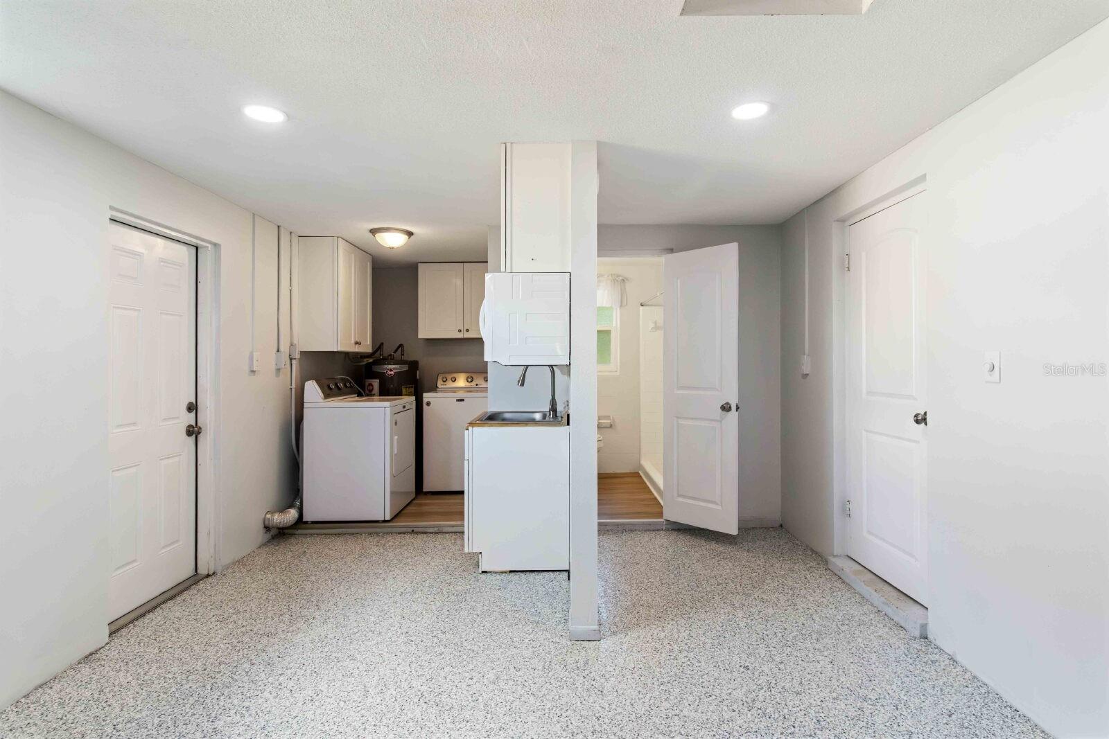 PALM LAKES - Residential Lease